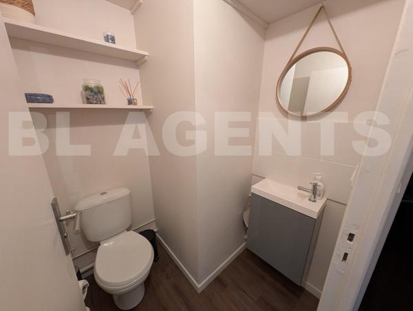 Superbe appartement 2 chambres (poss. 3) avec grand balcon – Résidence calme avec ascenseur et parki