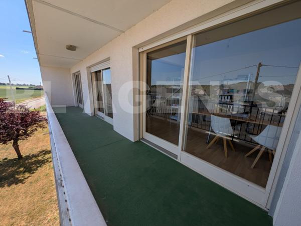 Superbe appartement 2 chambres (poss. 3) avec grand balcon – Résidence calme avec ascenseur et parki