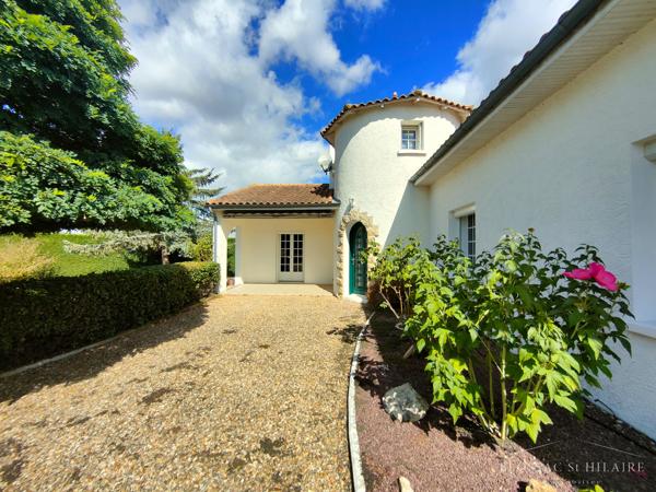 Maison 5 pièces de 187m² sur parcelle de 2065m² avec piscine, garages et boulodrome