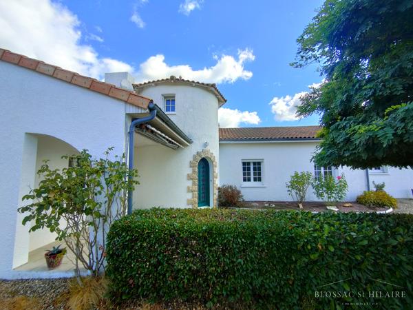 Maison 5 pièces de 187m² sur parcelle de 2065m² avec piscine, garages et boulodrome