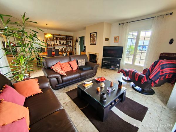 Maison 5 pièces de 187m² sur parcelle de 2065m² avec piscine, garages et boulodrome