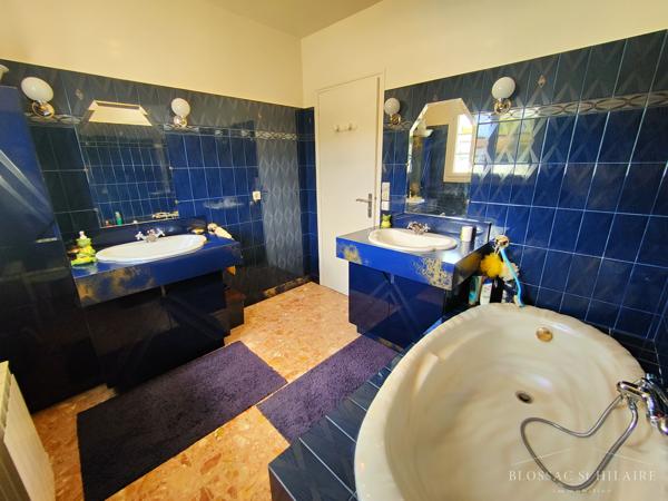 Maison 5 pièces de 187m² sur parcelle de 2065m² avec piscine, garages et boulodrome