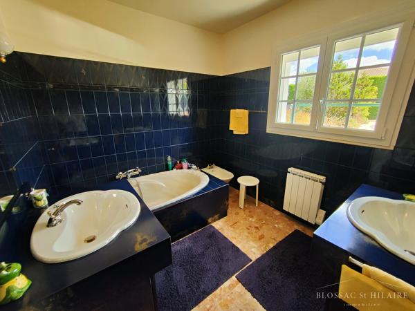 Maison 5 pièces de 187m² sur parcelle de 2065m² avec piscine, garages et boulodrome