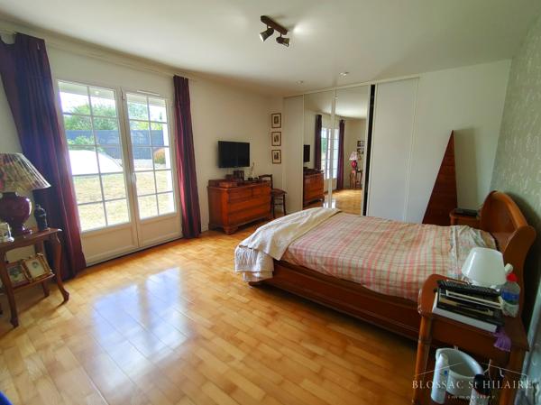Maison 5 pièces de 187m² sur parcelle de 2065m² avec piscine, garages et boulodrome