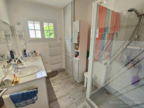 Maison 5 pièces de 187m² sur parcelle de 2065m² avec piscine, garages et boulodrome