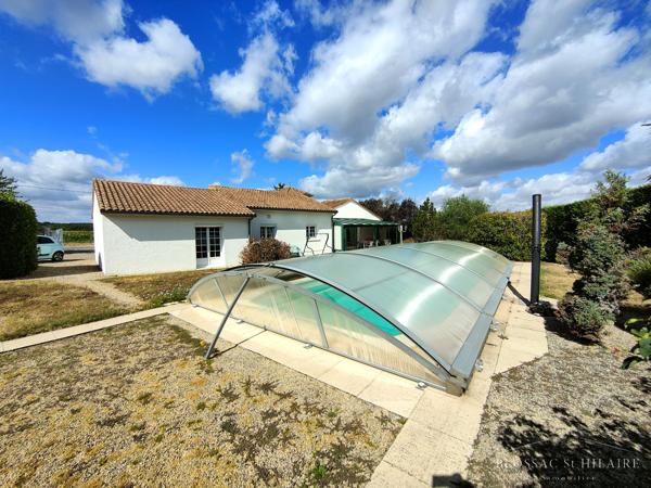 Maison 5 pièces de 187m² sur parcelle de 2065m² avec piscine, garages et boulodrome