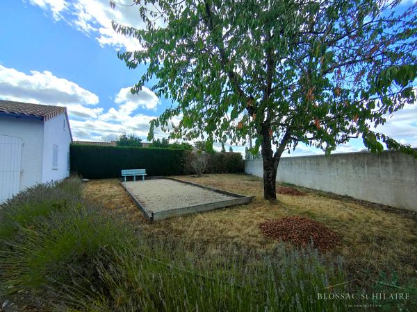 Maison 5 pièces de 187m² sur parcelle de 2065m² avec piscine, garages et boulodrome