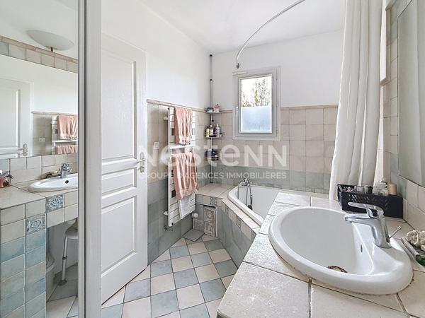 Maison familiale individuelle avec type 5 pièces avec 4 chambres Véranda et garage-- 69500 BRON