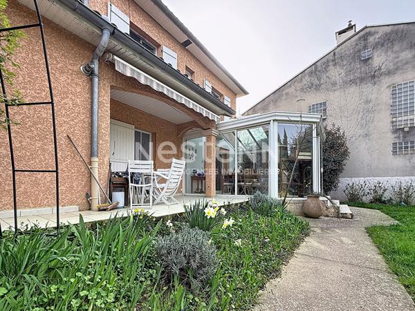 Maison familiale individuelle avec type 5 pièces avec 4 chambres Véranda et garage-- 69500 BRON