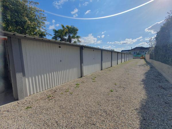 Ensemble de garages rénovés et electrifiés sur Pont De Cheruy