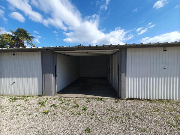 Ensemble de garages rénovés et electrifiés sur Pont De Cheruy