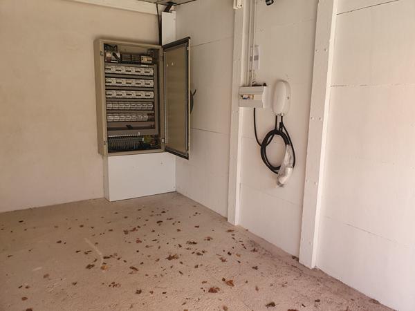 Ensemble de garages rénovés et electrifiés sur Pont De Cheruy