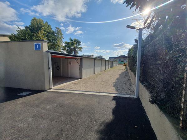 Ensemble de garages rénovés et electrifiés sur Pont De Cheruy