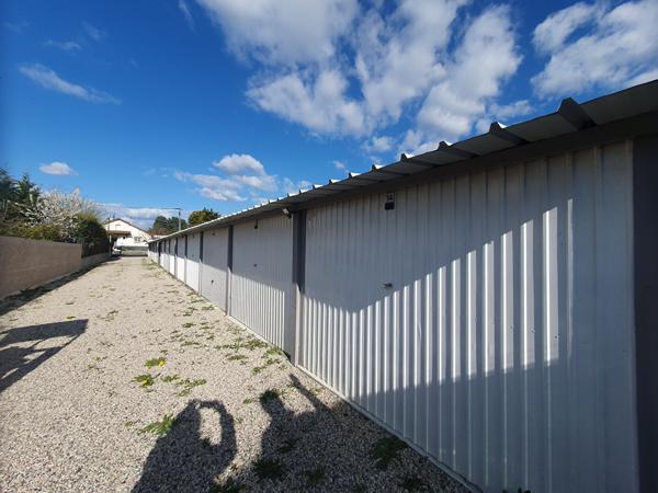 Ensemble de garages rénovés et electrifiés sur Pont De Cheruy