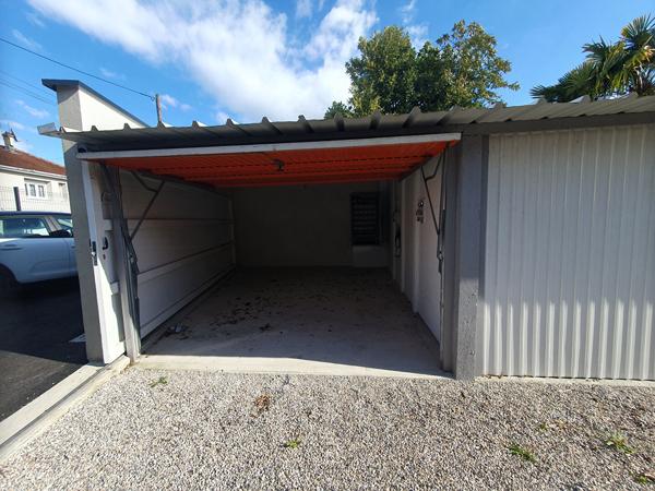 Ensemble de garages rénovés et electrifiés sur Pont De Cheruy