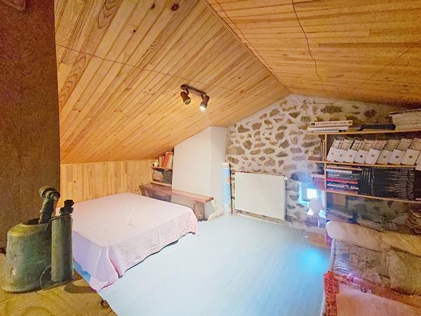 EXCLUSIVITE ! Hameau de GRAZAC ! Bâtisse en pierre  offrant 2 habitations sur 1200 m2 de terrain