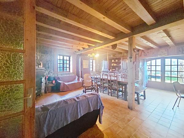 EXCLUSIVITE ! Hameau de GRAZAC ! Bâtisse en pierre  offrant 2 habitations sur 1200 m2 de terrain