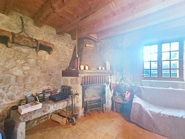 EXCLUSIVITE ! Hameau de GRAZAC ! Bâtisse en pierre  offrant 2 habitations sur 1200 m2 de terrain