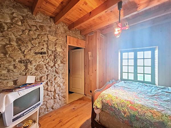 EXCLUSIVITE ! Hameau de GRAZAC ! Bâtisse en pierre  offrant 2 habitations sur 1200 m2 de terrain