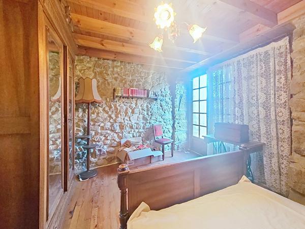 EXCLUSIVITE ! Hameau de GRAZAC ! Bâtisse en pierre  offrant 2 habitations sur 1200 m2 de terrain