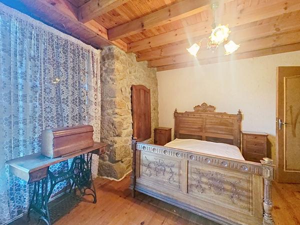 EXCLUSIVITE ! Hameau de GRAZAC ! Bâtisse en pierre  offrant 2 habitations sur 1200 m2 de terrain