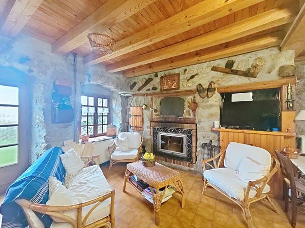 EXCLUSIVITE ! Hameau de GRAZAC ! Bâtisse en pierre  offrant 2 habitations sur 1200 m2 de terrain