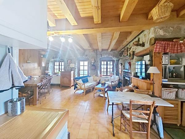 EXCLUSIVITE ! Hameau de GRAZAC ! Bâtisse en pierre  offrant 2 habitations sur 1200 m2 de terrain