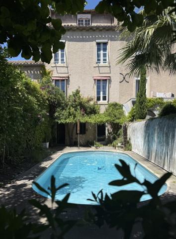 MAISON BOUREGOISE AVEC JARDIN ET PISCINE QUARTIER PALAIS