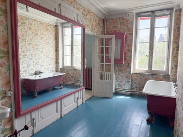 MAISON BOUREGOISE AVEC JARDIN ET PISCINE QUARTIER PALAIS