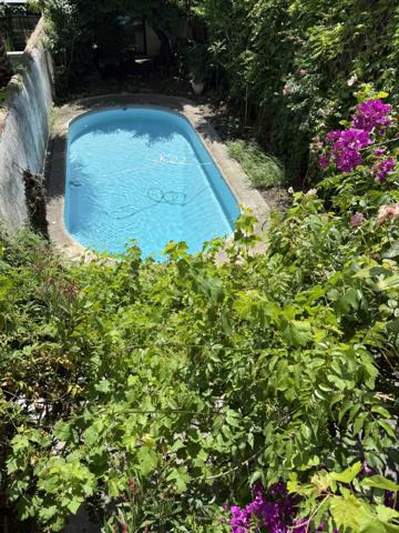 MAISON BOUREGOISE AVEC JARDIN ET PISCINE QUARTIER PALAIS