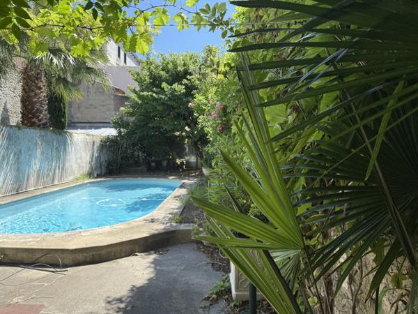 MAISON BOUREGOISE AVEC JARDIN ET PISCINE QUARTIER PALAIS