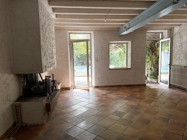 MAISON BOUREGOISE AVEC JARDIN ET PISCINE QUARTIER PALAIS