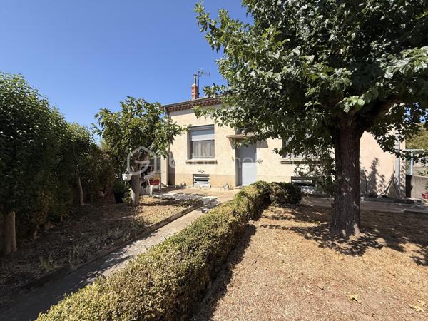 À Guilherand-Granges, découvrez cette maison familiale offrant 124 m² au sol (99 m² Carrez), implantée sur une parcelle arborée de 529 m², à proximité des commerces, écoles et transports.

Au rez-de-chaussée, elle se compose d’une cuisine indépendante, d’une salle à manger, d’un salon lumineux, ainsi que d’une chambre, d’une salle d’eau et d’un WC : une configuration appréciable pour bénéficier d’un espace nuit de plain-pied.

À l’étage, les combles aménagés accueillent deux chambres aux beaux volumes au sol :

une première de 18,25 m² au sol (10,75 m² Carrez) ;
une seconde de 23,39 m² au sol (8,80 m² Carrez) ;
ainsi qu’une salle de bains.

La maison bénéficie également d’un sous-sol d’environ 75 m² et surtout de deux garages de 82 m² et 26,52 m². Des surfaces particulièrement intéressantes pour stationner plusieurs véhicules, créer un atelier ou disposer d’importantes capacités de stockage.

À l’extérieur, le terrain de 529 m², arboré, offre un agréable espace autour de la maison.

Côté équipements : double vitrage, volets aluminium, fibre optique et alarme. L’assainissement est individuel par fosse septique et le chauffage est au fioul.

Une maison offrant de beaux volumes et de nombreuses surfaces annexes, avec un réel potentiel d’évolution et de modernisation selon vos envies.

📞 Contactez-moi pour obtenir davantage d’informations ou organiser une visite.