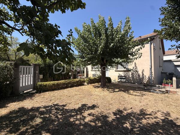 À Guilherand-Granges, découvrez cette maison familiale offrant 124 m² au sol (99 m² Carrez), implantée sur une parcelle arborée de 529 m², à proximité des commerces, écoles et transports.

Au rez-de-chaussée, elle se compose d’une cuisine indépendante, d’une salle à manger, d’un salon lumineux, ainsi que d’une chambre, d’une salle d’eau et d’un WC : une configuration appréciable pour bénéficier d’un espace nuit de plain-pied.

À l’étage, les combles aménagés accueillent deux chambres aux beaux volumes au sol :

une première de 18,25 m² au sol (10,75 m² Carrez) ;
une seconde de 23,39 m² au sol (8,80 m² Carrez) ;
ainsi qu’une salle de bains.

La maison bénéficie également d’un sous-sol d’environ 75 m² et surtout de deux garages de 82 m² et 26,52 m². Des surfaces particulièrement intéressantes pour stationner plusieurs véhicules, créer un atelier ou disposer d’importantes capacités de stockage.

À l’extérieur, le terrain de 529 m², arboré, offre un agréable espace autour de la maison.

Côté équipements : double vitrage, volets aluminium, fibre optique et alarme. L’assainissement est individuel par fosse septique et le chauffage est au fioul.

Une maison offrant de beaux volumes et de nombreuses surfaces annexes, avec un réel potentiel d’évolution et de modernisation selon vos envies.

📞 Contactez-moi pour obtenir davantage d’informations ou organiser une visite.
