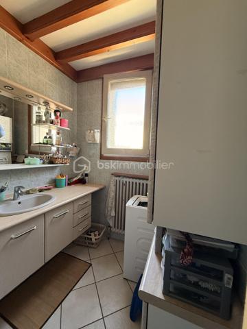 À Guilherand-Granges, découvrez cette maison familiale offrant 124 m² au sol (99 m² Carrez), implantée sur une parcelle arborée de 529 m², à proximité des commerces, écoles et transports.

Au rez-de-chaussée, elle se compose d’une cuisine indépendante, d’une salle à manger, d’un salon lumineux, ainsi que d’une chambre, d’une salle d’eau et d’un WC : une configuration appréciable pour bénéficier d’un espace nuit de plain-pied.

À l’étage, les combles aménagés accueillent deux chambres aux beaux volumes au sol :

une première de 18,25 m² au sol (10,75 m² Carrez) ;
une seconde de 23,39 m² au sol (8,80 m² Carrez) ;
ainsi qu’une salle de bains.

La maison bénéficie également d’un sous-sol d’environ 75 m² et surtout de deux garages de 82 m² et 26,52 m². Des surfaces particulièrement intéressantes pour stationner plusieurs véhicules, créer un atelier ou disposer d’importantes capacités de stockage.

À l’extérieur, le terrain de 529 m², arboré, offre un agréable espace autour de la maison.

Côté équipements : double vitrage, volets aluminium, fibre optique et alarme. L’assainissement est individuel par fosse septique et le chauffage est au fioul.

Une maison offrant de beaux volumes et de nombreuses surfaces annexes, avec un réel potentiel d’évolution et de modernisation selon vos envies.

📞 Contactez-moi pour obtenir davantage d’informations ou organiser une visite.