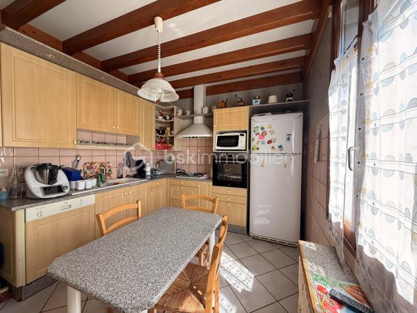 À Guilherand-Granges, découvrez cette maison familiale offrant 124 m² au sol (99 m² Carrez), implantée sur une parcelle arborée de 529 m², à proximité des commerces, écoles et transports.

Au rez-de-chaussée, elle se compose d’une cuisine indépendante, d’une salle à manger, d’un salon lumineux, ainsi que d’une chambre, d’une salle d’eau et d’un WC : une configuration appréciable pour bénéficier d’un espace nuit de plain-pied.

À l’étage, les combles aménagés accueillent deux chambres aux beaux volumes au sol :

une première de 18,25 m² au sol (10,75 m² Carrez) ;
une seconde de 23,39 m² au sol (8,80 m² Carrez) ;
ainsi qu’une salle de bains.

La maison bénéficie également d’un sous-sol d’environ 75 m² et surtout de deux garages de 82 m² et 26,52 m². Des surfaces particulièrement intéressantes pour stationner plusieurs véhicules, créer un atelier ou disposer d’importantes capacités de stockage.

À l’extérieur, le terrain de 529 m², arboré, offre un agréable espace autour de la maison.

Côté équipements : double vitrage, volets aluminium, fibre optique et alarme. L’assainissement est individuel par fosse septique et le chauffage est au fioul.

Une maison offrant de beaux volumes et de nombreuses surfaces annexes, avec un réel potentiel d’évolution et de modernisation selon vos envies.

📞 Contactez-moi pour obtenir davantage d’informations ou organiser une visite.