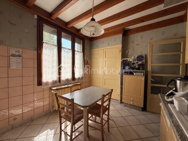 À Guilherand-Granges, découvrez cette maison familiale offrant 124 m² au sol (99 m² Carrez), implantée sur une parcelle arborée de 529 m², à proximité des commerces, écoles et transports.

Au rez-de-chaussée, elle se compose d’une cuisine indépendante, d’une salle à manger, d’un salon lumineux, ainsi que d’une chambre, d’une salle d’eau et d’un WC : une configuration appréciable pour bénéficier d’un espace nuit de plain-pied.

À l’étage, les combles aménagés accueillent deux chambres aux beaux volumes au sol :

une première de 18,25 m² au sol (10,75 m² Carrez) ;
une seconde de 23,39 m² au sol (8,80 m² Carrez) ;
ainsi qu’une salle de bains.

La maison bénéficie également d’un sous-sol d’environ 75 m² et surtout de deux garages de 82 m² et 26,52 m². Des surfaces particulièrement intéressantes pour stationner plusieurs véhicules, créer un atelier ou disposer d’importantes capacités de stockage.

À l’extérieur, le terrain de 529 m², arboré, offre un agréable espace autour de la maison.

Côté équipements : double vitrage, volets aluminium, fibre optique et alarme. L’assainissement est individuel par fosse septique et le chauffage est au fioul.

Une maison offrant de beaux volumes et de nombreuses surfaces annexes, avec un réel potentiel d’évolution et de modernisation selon vos envies.

📞 Contactez-moi pour obtenir davantage d’informations ou organiser une visite.