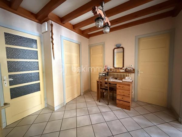 À Guilherand-Granges, découvrez cette maison familiale offrant 124 m² au sol (99 m² Carrez), implantée sur une parcelle arborée de 529 m², à proximité des commerces, écoles et transports.

Au rez-de-chaussée, elle se compose d’une cuisine indépendante, d’une salle à manger, d’un salon lumineux, ainsi que d’une chambre, d’une salle d’eau et d’un WC : une configuration appréciable pour bénéficier d’un espace nuit de plain-pied.

À l’étage, les combles aménagés accueillent deux chambres aux beaux volumes au sol :

une première de 18,25 m² au sol (10,75 m² Carrez) ;
une seconde de 23,39 m² au sol (8,80 m² Carrez) ;
ainsi qu’une salle de bains.

La maison bénéficie également d’un sous-sol d’environ 75 m² et surtout de deux garages de 82 m² et 26,52 m². Des surfaces particulièrement intéressantes pour stationner plusieurs véhicules, créer un atelier ou disposer d’importantes capacités de stockage.

À l’extérieur, le terrain de 529 m², arboré, offre un agréable espace autour de la maison.

Côté équipements : double vitrage, volets aluminium, fibre optique et alarme. L’assainissement est individuel par fosse septique et le chauffage est au fioul.

Une maison offrant de beaux volumes et de nombreuses surfaces annexes, avec un réel potentiel d’évolution et de modernisation selon vos envies.

📞 Contactez-moi pour obtenir davantage d’informations ou organiser une visite.