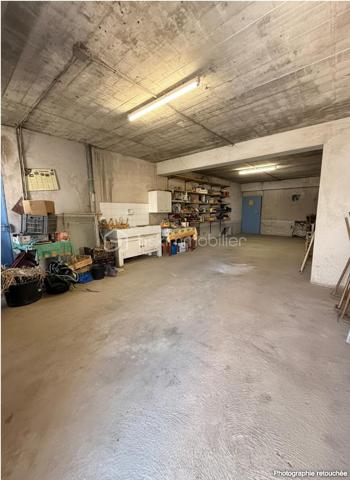 À Guilherand-Granges, découvrez cette maison familiale offrant 124 m² au sol (99 m² Carrez), implantée sur une parcelle arborée de 529 m², à proximité des commerces, écoles et transports.

Au rez-de-chaussée, elle se compose d’une cuisine indépendante, d’une salle à manger, d’un salon lumineux, ainsi que d’une chambre, d’une salle d’eau et d’un WC : une configuration appréciable pour bénéficier d’un espace nuit de plain-pied.

À l’étage, les combles aménagés accueillent deux chambres aux beaux volumes au sol :

une première de 18,25 m² au sol (10,75 m² Carrez) ;
une seconde de 23,39 m² au sol (8,80 m² Carrez) ;
ainsi qu’une salle de bains.

La maison bénéficie également d’un sous-sol d’environ 75 m² et surtout de deux garages de 82 m² et 26,52 m². Des surfaces particulièrement intéressantes pour stationner plusieurs véhicules, créer un atelier ou disposer d’importantes capacités de stockage.

À l’extérieur, le terrain de 529 m², arboré, offre un agréable espace autour de la maison.

Côté équipements : double vitrage, volets aluminium, fibre optique et alarme. L’assainissement est individuel par fosse septique et le chauffage est au fioul.

Une maison offrant de beaux volumes et de nombreuses surfaces annexes, avec un réel potentiel d’évolution et de modernisation selon vos envies.

📞 Contactez-moi pour obtenir davantage d’informations ou organiser une visite.