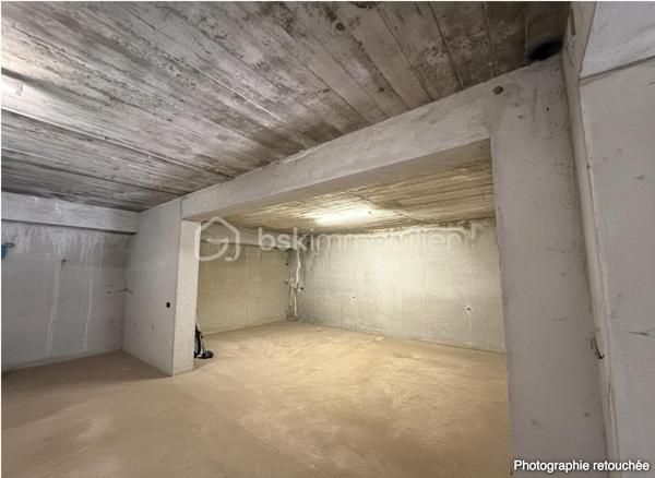 À Guilherand-Granges, découvrez cette maison familiale offrant 124 m² au sol (99 m² Carrez), implantée sur une parcelle arborée de 529 m², à proximité des commerces, écoles et transports.

Au rez-de-chaussée, elle se compose d’une cuisine indépendante, d’une salle à manger, d’un salon lumineux, ainsi que d’une chambre, d’une salle d’eau et d’un WC : une configuration appréciable pour bénéficier d’un espace nuit de plain-pied.

À l’étage, les combles aménagés accueillent deux chambres aux beaux volumes au sol :

une première de 18,25 m² au sol (10,75 m² Carrez) ;
une seconde de 23,39 m² au sol (8,80 m² Carrez) ;
ainsi qu’une salle de bains.

La maison bénéficie également d’un sous-sol d’environ 75 m² et surtout de deux garages de 82 m² et 26,52 m². Des surfaces particulièrement intéressantes pour stationner plusieurs véhicules, créer un atelier ou disposer d’importantes capacités de stockage.

À l’extérieur, le terrain de 529 m², arboré, offre un agréable espace autour de la maison.

Côté équipements : double vitrage, volets aluminium, fibre optique et alarme. L’assainissement est individuel par fosse septique et le chauffage est au fioul.

Une maison offrant de beaux volumes et de nombreuses surfaces annexes, avec un réel potentiel d’évolution et de modernisation selon vos envies.

📞 Contactez-moi pour obtenir davantage d’informations ou organiser une visite.