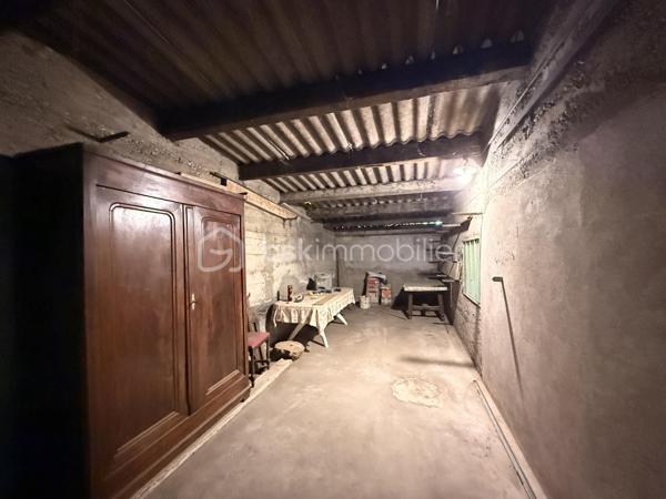 À Guilherand-Granges, découvrez cette maison familiale offrant 124 m² au sol (99 m² Carrez), implantée sur une parcelle arborée de 529 m², à proximité des commerces, écoles et transports.

Au rez-de-chaussée, elle se compose d’une cuisine indépendante, d’une salle à manger, d’un salon lumineux, ainsi que d’une chambre, d’une salle d’eau et d’un WC : une configuration appréciable pour bénéficier d’un espace nuit de plain-pied.

À l’étage, les combles aménagés accueillent deux chambres aux beaux volumes au sol :

une première de 18,25 m² au sol (10,75 m² Carrez) ;
une seconde de 23,39 m² au sol (8,80 m² Carrez) ;
ainsi qu’une salle de bains.

La maison bénéficie également d’un sous-sol d’environ 75 m² et surtout de deux garages de 82 m² et 26,52 m². Des surfaces particulièrement intéressantes pour stationner plusieurs véhicules, créer un atelier ou disposer d’importantes capacités de stockage.

À l’extérieur, le terrain de 529 m², arboré, offre un agréable espace autour de la maison.

Côté équipements : double vitrage, volets aluminium, fibre optique et alarme. L’assainissement est individuel par fosse septique et le chauffage est au fioul.

Une maison offrant de beaux volumes et de nombreuses surfaces annexes, avec un réel potentiel d’évolution et de modernisation selon vos envies.

📞 Contactez-moi pour obtenir davantage d’informations ou organiser une visite.