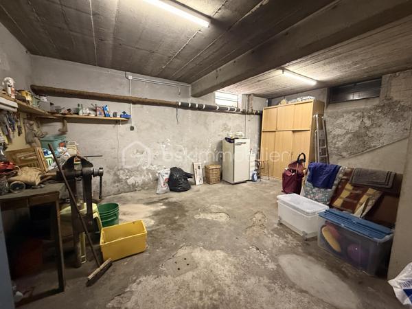 À Guilherand-Granges, découvrez cette maison familiale offrant 124 m² au sol (99 m² Carrez), implantée sur une parcelle arborée de 529 m², à proximité des commerces, écoles et transports.

Au rez-de-chaussée, elle se compose d’une cuisine indépendante, d’une salle à manger, d’un salon lumineux, ainsi que d’une chambre, d’une salle d’eau et d’un WC : une configuration appréciable pour bénéficier d’un espace nuit de plain-pied.

À l’étage, les combles aménagés accueillent deux chambres aux beaux volumes au sol :

une première de 18,25 m² au sol (10,75 m² Carrez) ;
une seconde de 23,39 m² au sol (8,80 m² Carrez) ;
ainsi qu’une salle de bains.

La maison bénéficie également d’un sous-sol d’environ 75 m² et surtout de deux garages de 82 m² et 26,52 m². Des surfaces particulièrement intéressantes pour stationner plusieurs véhicules, créer un atelier ou disposer d’importantes capacités de stockage.

À l’extérieur, le terrain de 529 m², arboré, offre un agréable espace autour de la maison.

Côté équipements : double vitrage, volets aluminium, fibre optique et alarme. L’assainissement est individuel par fosse septique et le chauffage est au fioul.

Une maison offrant de beaux volumes et de nombreuses surfaces annexes, avec un réel potentiel d’évolution et de modernisation selon vos envies.

📞 Contactez-moi pour obtenir davantage d’informations ou organiser une visite.