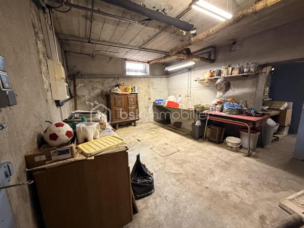À Guilherand-Granges, découvrez cette maison familiale offrant 124 m² au sol (99 m² Carrez), implantée sur une parcelle arborée de 529 m², à proximité des commerces, écoles et transports.

Au rez-de-chaussée, elle se compose d’une cuisine indépendante, d’une salle à manger, d’un salon lumineux, ainsi que d’une chambre, d’une salle d’eau et d’un WC : une configuration appréciable pour bénéficier d’un espace nuit de plain-pied.

À l’étage, les combles aménagés accueillent deux chambres aux beaux volumes au sol :

une première de 18,25 m² au sol (10,75 m² Carrez) ;
une seconde de 23,39 m² au sol (8,80 m² Carrez) ;
ainsi qu’une salle de bains.

La maison bénéficie également d’un sous-sol d’environ 75 m² et surtout de deux garages de 82 m² et 26,52 m². Des surfaces particulièrement intéressantes pour stationner plusieurs véhicules, créer un atelier ou disposer d’importantes capacités de stockage.

À l’extérieur, le terrain de 529 m², arboré, offre un agréable espace autour de la maison.

Côté équipements : double vitrage, volets aluminium, fibre optique et alarme. L’assainissement est individuel par fosse septique et le chauffage est au fioul.

Une maison offrant de beaux volumes et de nombreuses surfaces annexes, avec un réel potentiel d’évolution et de modernisation selon vos envies.

📞 Contactez-moi pour obtenir davantage d’informations ou organiser une visite.