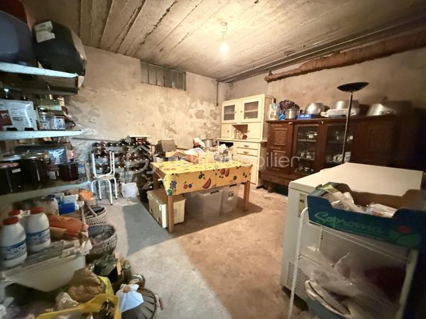 À Guilherand-Granges, découvrez cette maison familiale offrant 124 m² au sol (99 m² Carrez), implantée sur une parcelle arborée de 529 m², à proximité des commerces, écoles et transports.

Au rez-de-chaussée, elle se compose d’une cuisine indépendante, d’une salle à manger, d’un salon lumineux, ainsi que d’une chambre, d’une salle d’eau et d’un WC : une configuration appréciable pour bénéficier d’un espace nuit de plain-pied.

À l’étage, les combles aménagés accueillent deux chambres aux beaux volumes au sol :

une première de 18,25 m² au sol (10,75 m² Carrez) ;
une seconde de 23,39 m² au sol (8,80 m² Carrez) ;
ainsi qu’une salle de bains.

La maison bénéficie également d’un sous-sol d’environ 75 m² et surtout de deux garages de 82 m² et 26,52 m². Des surfaces particulièrement intéressantes pour stationner plusieurs véhicules, créer un atelier ou disposer d’importantes capacités de stockage.

À l’extérieur, le terrain de 529 m², arboré, offre un agréable espace autour de la maison.

Côté équipements : double vitrage, volets aluminium, fibre optique et alarme. L’assainissement est individuel par fosse septique et le chauffage est au fioul.

Une maison offrant de beaux volumes et de nombreuses surfaces annexes, avec un réel potentiel d’évolution et de modernisation selon vos envies.

📞 Contactez-moi pour obtenir davantage d’informations ou organiser une visite.