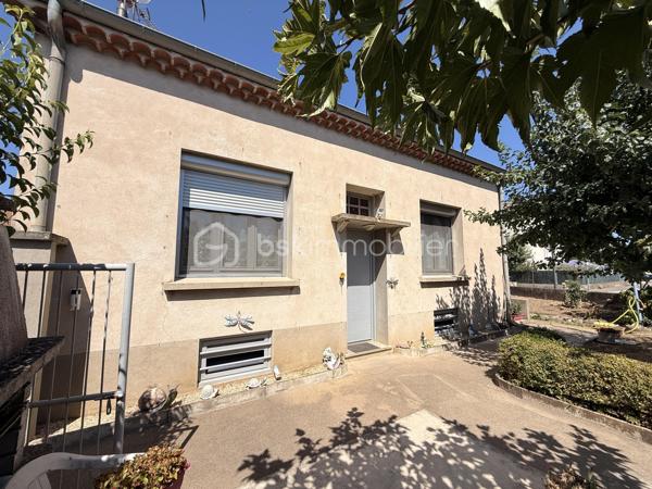 À Guilherand-Granges, découvrez cette maison familiale offrant 124 m² au sol (99 m² Carrez), implantée sur une parcelle arborée de 529 m², à proximité des commerces, écoles et transports.

Au rez-de-chaussée, elle se compose d’une cuisine indépendante, d’une salle à manger, d’un salon lumineux, ainsi que d’une chambre, d’une salle d’eau et d’un WC : une configuration appréciable pour bénéficier d’un espace nuit de plain-pied.

À l’étage, les combles aménagés accueillent deux chambres aux beaux volumes au sol :

une première de 18,25 m² au sol (10,75 m² Carrez) ;
une seconde de 23,39 m² au sol (8,80 m² Carrez) ;
ainsi qu’une salle de bains.

La maison bénéficie également d’un sous-sol d’environ 75 m² et surtout de deux garages de 82 m² et 26,52 m². Des surfaces particulièrement intéressantes pour stationner plusieurs véhicules, créer un atelier ou disposer d’importantes capacités de stockage.

À l’extérieur, le terrain de 529 m², arboré, offre un agréable espace autour de la maison.

Côté équipements : double vitrage, volets aluminium, fibre optique et alarme. L’assainissement est individuel par fosse septique et le chauffage est au fioul.

Une maison offrant de beaux volumes et de nombreuses surfaces annexes, avec un réel potentiel d’évolution et de modernisation selon vos envies.

📞 Contactez-moi pour obtenir davantage d’informations ou organiser une visite.