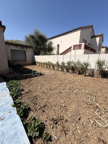 À Guilherand-Granges, découvrez cette maison familiale offrant 124 m² au sol (99 m² Carrez), implantée sur une parcelle arborée de 529 m², à proximité des commerces, écoles et transports.

Au rez-de-chaussée, elle se compose d’une cuisine indépendante, d’une salle à manger, d’un salon lumineux, ainsi que d’une chambre, d’une salle d’eau et d’un WC : une configuration appréciable pour bénéficier d’un espace nuit de plain-pied.

À l’étage, les combles aménagés accueillent deux chambres aux beaux volumes au sol :

une première de 18,25 m² au sol (10,75 m² Carrez) ;
une seconde de 23,39 m² au sol (8,80 m² Carrez) ;
ainsi qu’une salle de bains.

La maison bénéficie également d’un sous-sol d’environ 75 m² et surtout de deux garages de 82 m² et 26,52 m². Des surfaces particulièrement intéressantes pour stationner plusieurs véhicules, créer un atelier ou disposer d’importantes capacités de stockage.

À l’extérieur, le terrain de 529 m², arboré, offre un agréable espace autour de la maison.

Côté équipements : double vitrage, volets aluminium, fibre optique et alarme. L’assainissement est individuel par fosse septique et le chauffage est au fioul.

Une maison offrant de beaux volumes et de nombreuses surfaces annexes, avec un réel potentiel d’évolution et de modernisation selon vos envies.

📞 Contactez-moi pour obtenir davantage d’informations ou organiser une visite.