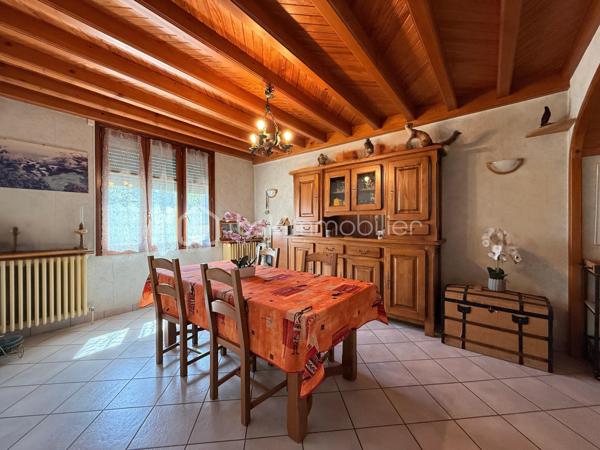 À Guilherand-Granges, découvrez cette maison familiale offrant 124 m² au sol (99 m² Carrez), implantée sur une parcelle arborée de 529 m², à proximité des commerces, écoles et transports.

Au rez-de-chaussée, elle se compose d’une cuisine indépendante, d’une salle à manger, d’un salon lumineux, ainsi que d’une chambre, d’une salle d’eau et d’un WC : une configuration appréciable pour bénéficier d’un espace nuit de plain-pied.

À l’étage, les combles aménagés accueillent deux chambres aux beaux volumes au sol :

une première de 18,25 m² au sol (10,75 m² Carrez) ;
une seconde de 23,39 m² au sol (8,80 m² Carrez) ;
ainsi qu’une salle de bains.

La maison bénéficie également d’un sous-sol d’environ 75 m² et surtout de deux garages de 82 m² et 26,52 m². Des surfaces particulièrement intéressantes pour stationner plusieurs véhicules, créer un atelier ou disposer d’importantes capacités de stockage.

À l’extérieur, le terrain de 529 m², arboré, offre un agréable espace autour de la maison.

Côté équipements : double vitrage, volets aluminium, fibre optique et alarme. L’assainissement est individuel par fosse septique et le chauffage est au fioul.

Une maison offrant de beaux volumes et de nombreuses surfaces annexes, avec un réel potentiel d’évolution et de modernisation selon vos envies.

📞 Contactez-moi pour obtenir davantage d’informations ou organiser une visite.