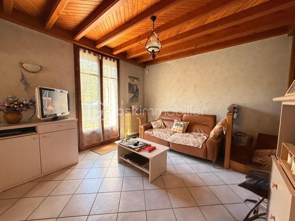 À Guilherand-Granges, découvrez cette maison familiale offrant 124 m² au sol (99 m² Carrez), implantée sur une parcelle arborée de 529 m², à proximité des commerces, écoles et transports.

Au rez-de-chaussée, elle se compose d’une cuisine indépendante, d’une salle à manger, d’un salon lumineux, ainsi que d’une chambre, d’une salle d’eau et d’un WC : une configuration appréciable pour bénéficier d’un espace nuit de plain-pied.

À l’étage, les combles aménagés accueillent deux chambres aux beaux volumes au sol :

une première de 18,25 m² au sol (10,75 m² Carrez) ;
une seconde de 23,39 m² au sol (8,80 m² Carrez) ;
ainsi qu’une salle de bains.

La maison bénéficie également d’un sous-sol d’environ 75 m² et surtout de deux garages de 82 m² et 26,52 m². Des surfaces particulièrement intéressantes pour stationner plusieurs véhicules, créer un atelier ou disposer d’importantes capacités de stockage.

À l’extérieur, le terrain de 529 m², arboré, offre un agréable espace autour de la maison.

Côté équipements : double vitrage, volets aluminium, fibre optique et alarme. L’assainissement est individuel par fosse septique et le chauffage est au fioul.

Une maison offrant de beaux volumes et de nombreuses surfaces annexes, avec un réel potentiel d’évolution et de modernisation selon vos envies.

📞 Contactez-moi pour obtenir davantage d’informations ou organiser une visite.