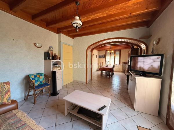 À Guilherand-Granges, découvrez cette maison familiale offrant 124 m² au sol (99 m² Carrez), implantée sur une parcelle arborée de 529 m², à proximité des commerces, écoles et transports.

Au rez-de-chaussée, elle se compose d’une cuisine indépendante, d’une salle à manger, d’un salon lumineux, ainsi que d’une chambre, d’une salle d’eau et d’un WC : une configuration appréciable pour bénéficier d’un espace nuit de plain-pied.

À l’étage, les combles aménagés accueillent deux chambres aux beaux volumes au sol :

une première de 18,25 m² au sol (10,75 m² Carrez) ;
une seconde de 23,39 m² au sol (8,80 m² Carrez) ;
ainsi qu’une salle de bains.

La maison bénéficie également d’un sous-sol d’environ 75 m² et surtout de deux garages de 82 m² et 26,52 m². Des surfaces particulièrement intéressantes pour stationner plusieurs véhicules, créer un atelier ou disposer d’importantes capacités de stockage.

À l’extérieur, le terrain de 529 m², arboré, offre un agréable espace autour de la maison.

Côté équipements : double vitrage, volets aluminium, fibre optique et alarme. L’assainissement est individuel par fosse septique et le chauffage est au fioul.

Une maison offrant de beaux volumes et de nombreuses surfaces annexes, avec un réel potentiel d’évolution et de modernisation selon vos envies.

📞 Contactez-moi pour obtenir davantage d’informations ou organiser une visite.
