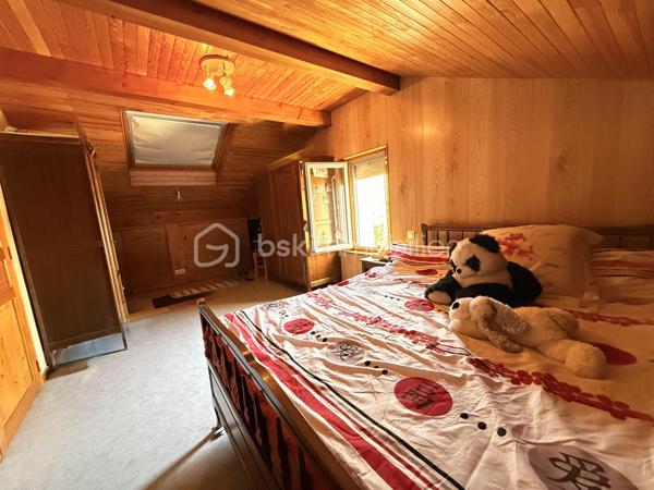 À Guilherand-Granges, découvrez cette maison familiale offrant 124 m² au sol (99 m² Carrez), implantée sur une parcelle arborée de 529 m², à proximité des commerces, écoles et transports.

Au rez-de-chaussée, elle se compose d’une cuisine indépendante, d’une salle à manger, d’un salon lumineux, ainsi que d’une chambre, d’une salle d’eau et d’un WC : une configuration appréciable pour bénéficier d’un espace nuit de plain-pied.

À l’étage, les combles aménagés accueillent deux chambres aux beaux volumes au sol :

une première de 18,25 m² au sol (10,75 m² Carrez) ;
une seconde de 23,39 m² au sol (8,80 m² Carrez) ;
ainsi qu’une salle de bains.

La maison bénéficie également d’un sous-sol d’environ 75 m² et surtout de deux garages de 82 m² et 26,52 m². Des surfaces particulièrement intéressantes pour stationner plusieurs véhicules, créer un atelier ou disposer d’importantes capacités de stockage.

À l’extérieur, le terrain de 529 m², arboré, offre un agréable espace autour de la maison.

Côté équipements : double vitrage, volets aluminium, fibre optique et alarme. L’assainissement est individuel par fosse septique et le chauffage est au fioul.

Une maison offrant de beaux volumes et de nombreuses surfaces annexes, avec un réel potentiel d’évolution et de modernisation selon vos envies.

📞 Contactez-moi pour obtenir davantage d’informations ou organiser une visite.